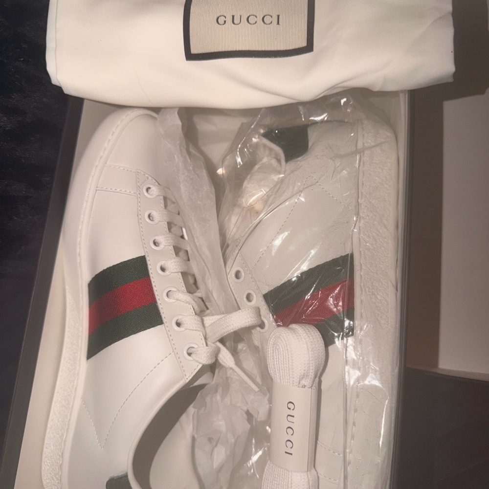 Gucci White Sneakers with Green and Red Stripes - Picture 4 of 5